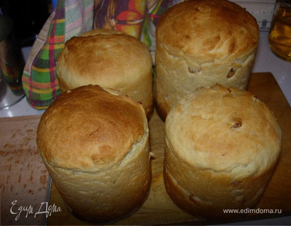 Формы смазываем водсолнечным маслом и на дно кладем вырезаный листик пергамента. Заполняем формы на 1/4 и даем немного подойти уже в формах. Отправляем в духовку на 40-50 мин, сначала при температуре 230 (10 минут), а затем уменьшаем до 180 градусов.