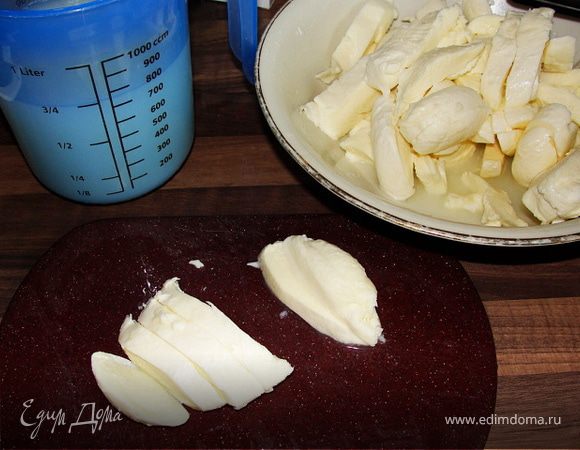 Нарезать сыр ломтями в 2 см. Выложите в чашку.