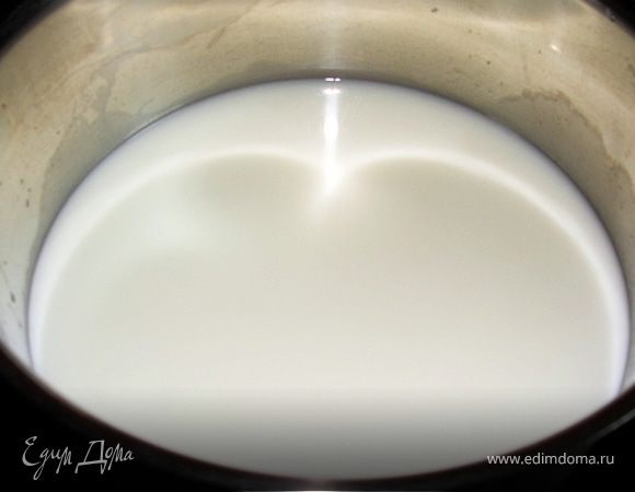 Вскипятите жидкость(молоко или сыворотку) и снимите с огня.