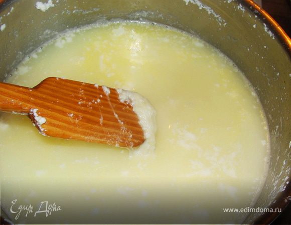 Добавить наши ломтики сыра в молоко. Вымешивая сырную массу деревянной ложкой 7-10 минут, стараясь достичь пластичности и тягучести.