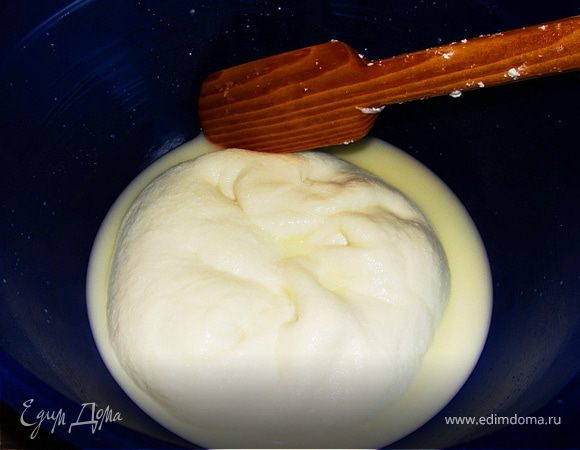 Выложить сырную массу на доску или сразу в круглую чашку(форму) посыпанную солью(по вкусу) и начать формировать сулугуни: наружные края лепешки заворачивать внутрь и снова расплющивать лепешку. Повторить эту процедуру несколько раз. Присыпать сверху готовый сыр солью.( В чашку попадет какое-то количество сыворотки после варки. Это правильно, в ней наш сыр может зреть две недели, если конечно "доживет".)