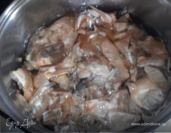 Отвариваем луковую шелуху примерно 5 минут, для придания цвета воде.
