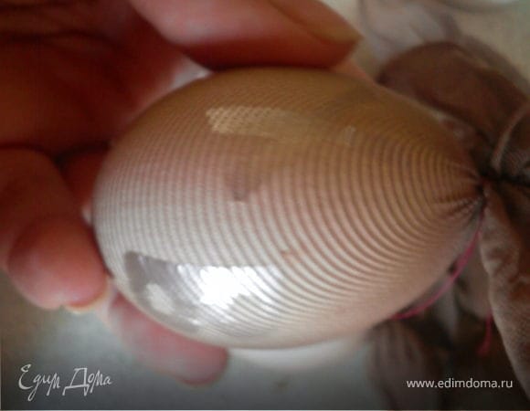 Вырезаем из фольги буквы и фигурки на свое усмотрение. К влажным яичкам "приклеиваем" фигурки и/или зелень оборачиваем в чулки, края обвязываем нитками.

