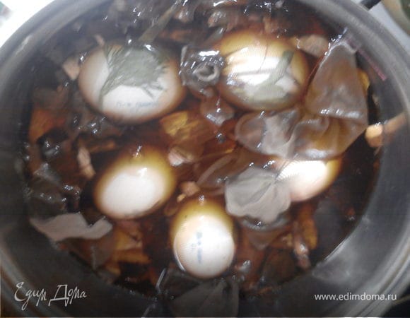 Отвариваем в воде с шелухой.