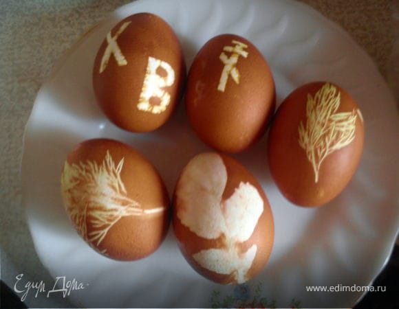 После вытаскиваем из чулков и остужаем. Можно выполнить любой полет фантазии, например сделать яйца в крапинку предварительно обмакнув его в рис. 