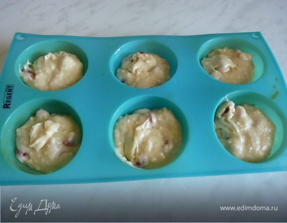 Растереть масло и сахар добела. Положить яйца и взбивать до пышности. Деревянной ложкой вбить муку,добавить разрыхлитель, молоко, ванильный сахар и кокос, взбивать, пока тесто не станет мягким. Добавить вишни.
Разложить смесь по формочкам и выпекать при температуре 180гр. 20 минут, пока кексы не поднимутся и не будут золотистыми.