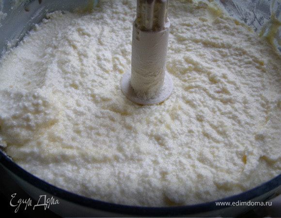 Творожная масса:
Соединить постепенно все индегриенты . Вынуть из духовки полу готовое тесто и поверх него намазать творожную массу. 