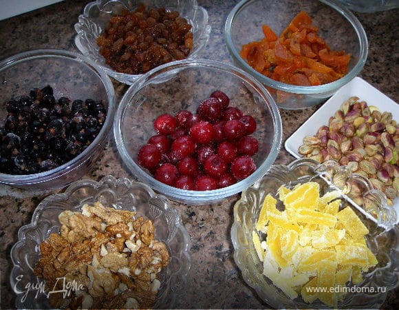 сверху выложить начинку и выпекать еще 20 минут.