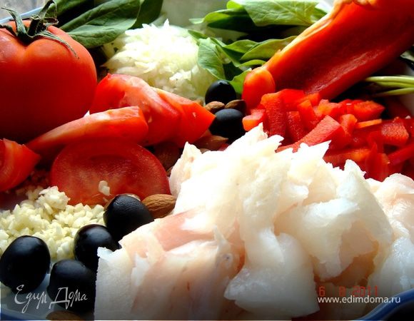 **Рыбная начинка.
Помидоры очистить от кожи и семян,перец очистить от семян,филе-от кожи(если есть) нарезать брусочками.Лук и чеснок измельчить.На оливковом масле обжарить лук и чеснок,добавить резаный шпинат,затем перец.Немного потушить.Добавить помидоры,маслины,соль,перец и убрать с огня.**Куриная начинка.
Филе нарезать небольшими кусочками и обжарить с рубленным луком и чесноком.Добавить перец,томаты и немного потушить.Снять с огня,посолить,поперчить,добавить песто. 