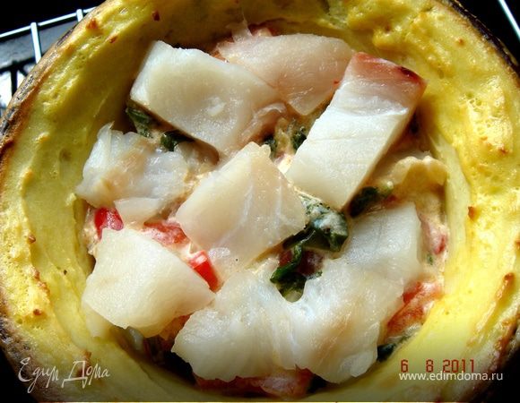 Куриную начинку выложить в испеченную картофельную форму и поставить в духовой шкаф на 30 мин.Подавать с зеленью и свежими овощами.
Рыбную начинку выкладывать слоями(соус-рыба-соус-рыба-соус).Также убрать в духовой шкаф на 30 мин.Готовое блюдо посыпать рублеными орехами и каперсами,украсить укропом.
Приятного аппетита!