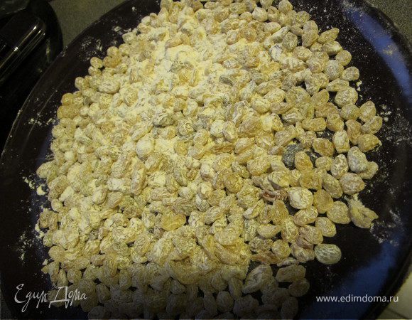 Когда оно поднимется и увеличится в объеме в несколько раз, добавить изюм (промытый, просушенный и обваленный в муке), цукаты, нарезанные кубиками. 
Тесто вымесить 5 минут и снова поставить в теплое место для подъема.

