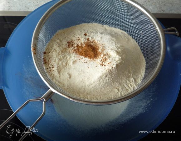 Просеиваем муку, соду, корицу и мускатный орех.