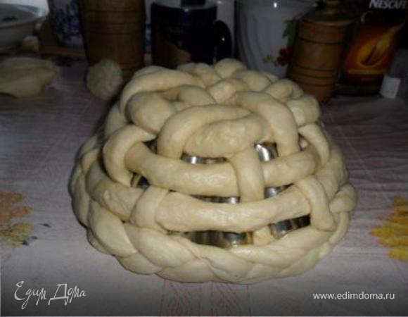 Замесить тесто,и поставить его в холодильник на 4 часа.Спустя 4 часа достать и сделать такой каркас,поставить выпекать при слабом огне на 20-30 мин.
