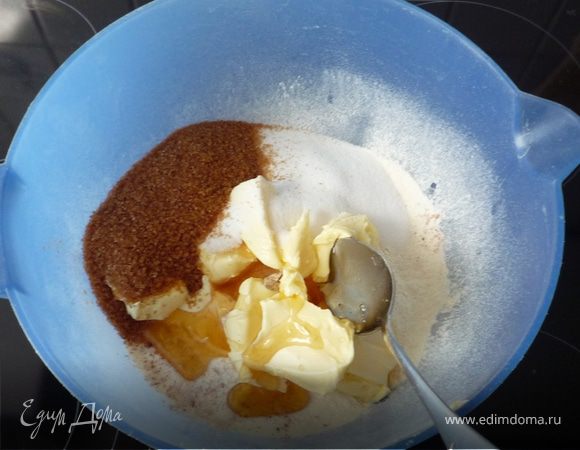 Масло режем на маленькие кусочки и вместе с медом сахаром белым и коричневым добавляем к муке. Тесто накрываем
и оставляем на 30 минут в покое.