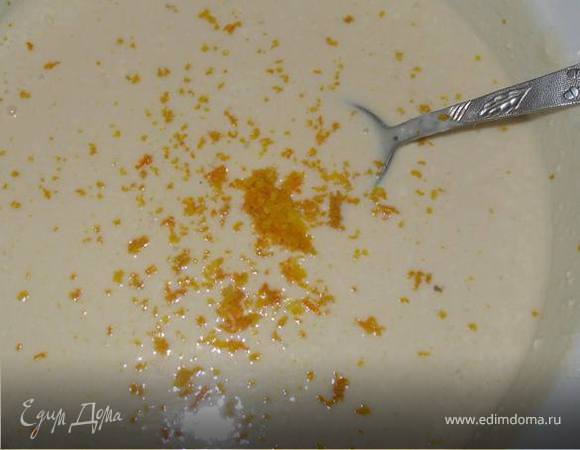 Творог смешать с желтками, сметаной, крахмалом, ванилином, сахаром. Добавить тертую цедру апельсинов. 