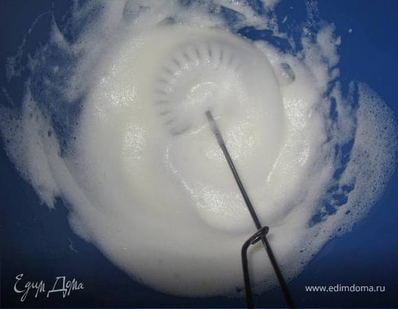 Белки взбить в пену. 