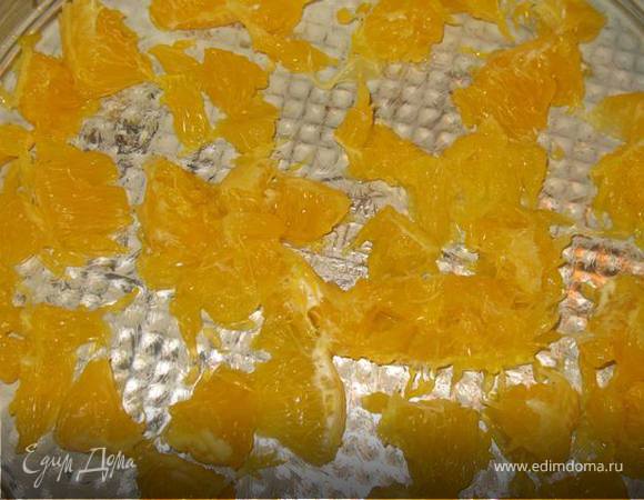 Форму для выпечки смазать сливочным маслом. На дно выложить порезанные дольки апельсинов, очищенные от белой пленки. 