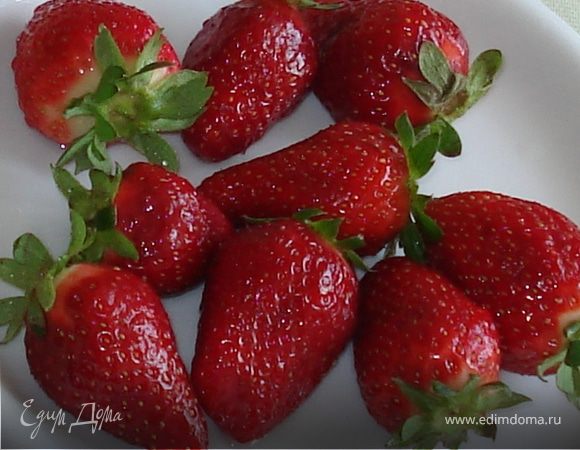 Клубнику моем,обсушиваем бумажным полотенцем,обрезаем листья.Конфитюр разогреваем.Марципан смешиваем с сахарной пудрой,раскатываем,разрезаем на 12 квадратиков.