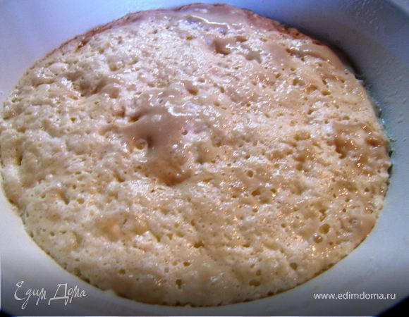 3.	Делаем опару: просеять (лучше дважды) 100 г муки, добавить 1 ст.л. сахара, теплое молоко, «оживленные»  дрожжи, перемешать, накрыть полотенцем и поставить в теплое место. Опара должна вырасти в двое.
