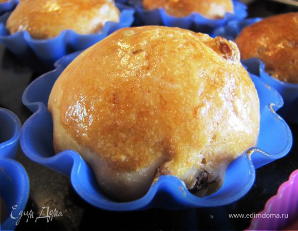 9.	Подросшие куличики смазываем желтком. Выпекаем 20 минут при 150-170, потом добавляем температуру до 180-200 градусов и выпекаем до готовности, проверяя, что бы не подгорели и пропеклись.
