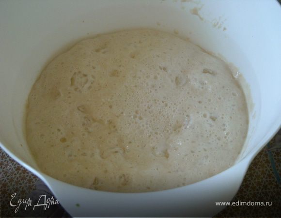 Растворить чуть теплое молоко с 1 ст.л.сахара, щепоткой соли, 2 ст.л.муки,добавить дрожжи,оставить на 20 минут.