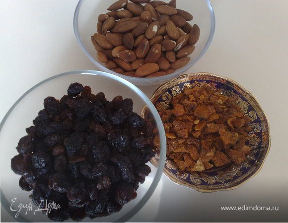Подготовить заранее: вымыть и высушить изюм (у меня черный крупный);прокалить на сковороде миндаль в течение 5-7 минут; сделать апельсиновые цукаты (можно использовать готовые).