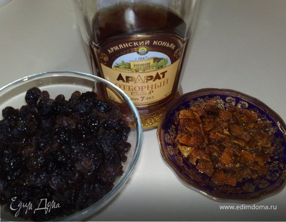 Изюм залить тремя столовыми ложками коньяка, цукаты одной столовой ложкой.Орехи измельчить в блендере не мелко.