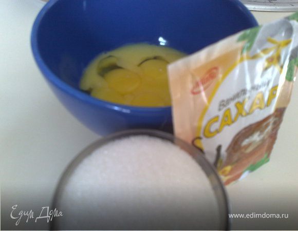 Поставить опару: в большую миску просеять половину муки, смешать с   дрожжами, добавить теплое молоко, замесить тесто. Поставить в теплое место.