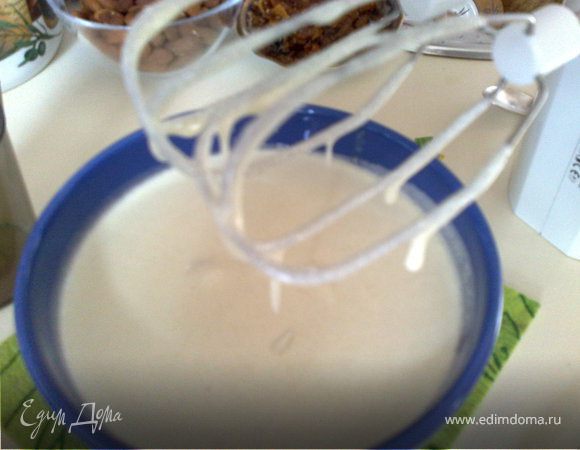 Когда опара поднимется, добавить соль, желтки, взбитые с сахаром и ванильным сахаром, растопленое масло. Хорошо вымесить. Добавить оставшуюся муку, опять вымесить. Добавить взбитые белки, вмешать в тесто. Оно должно быть не очень густым и очень хорошо вымешанным (не жалейте на это время).