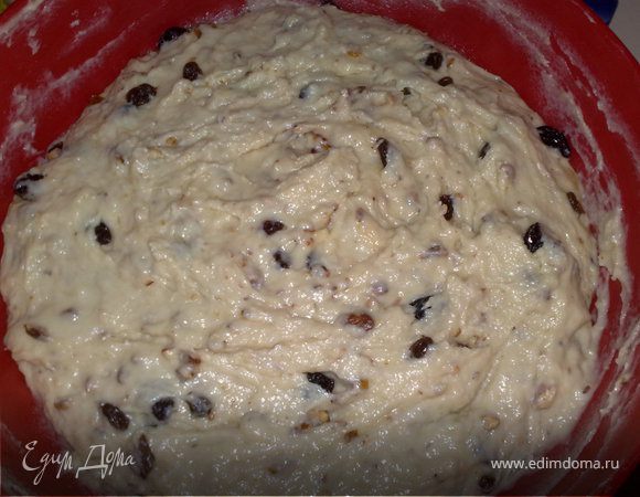 Тесту надо дать подняться два раза. Затем тесто опустить, добавить в него изюм, орехи, цукаты, все перемешать.