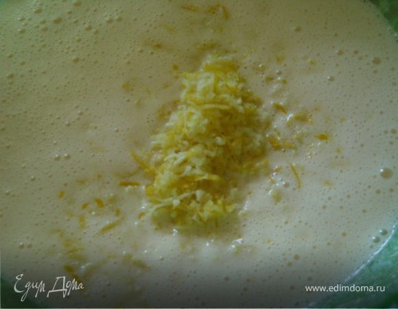 Тем временем взбить яйца, сахар, цедру лимона и растительное масло.