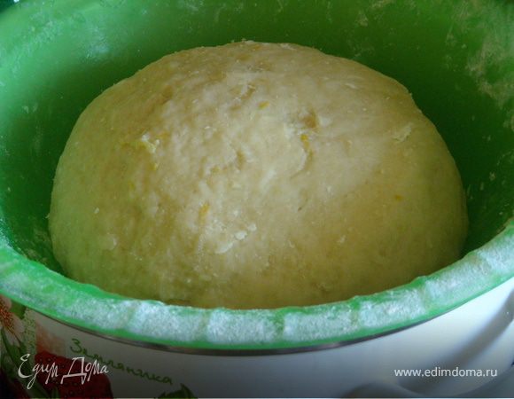 Просеять муку несколько раз (3-4), затем в миску с яйцами добавить муку и подошедшие дрожжи. Растопить сливочное масло. Замесить тесто, переодично подливая понемногу растопленное масло, месить минут 10-15. Затем емкость с тестом  поставить в теплое место или на кастрюлю с теплой водой. Дать подняться несколько раз. 