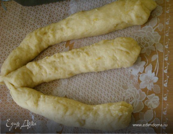 Тесто разделить на две части, каждую часть на три.