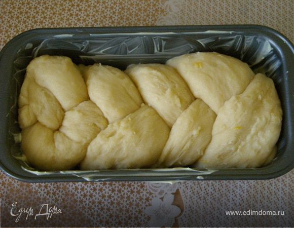 Уложить в форму,смазанную слив.маслом, можете сделать косу, а потом её уложить в форме круга. 