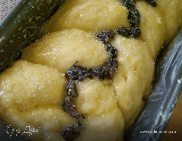 Обильно смазать желтком, присыпать сахаром (+можно орешками), вобщем дополнительно украсить по желанию.