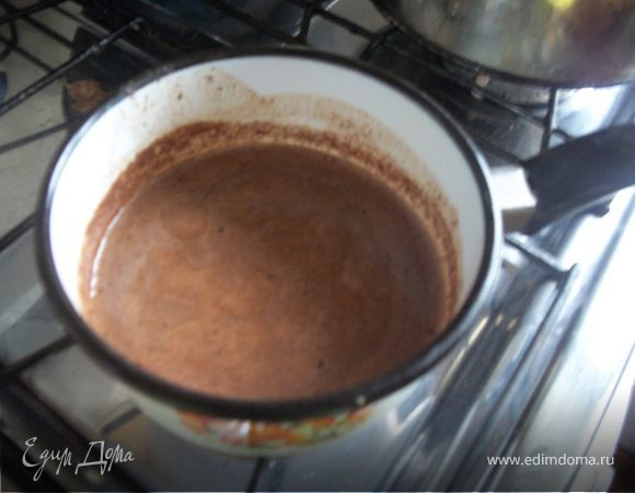 Затем добавляем к нему молоко и доводим до однородной массы.