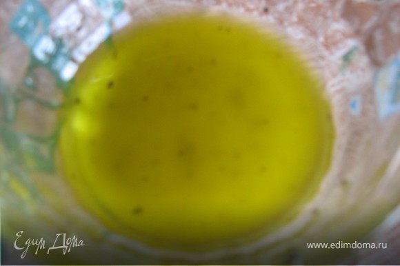 Сделать заправку.Для этого смешать оливковое масло с лимонным соком,добавить свежемолотый чёрный перец,измельчённый чеснок,хорошо перемешать.