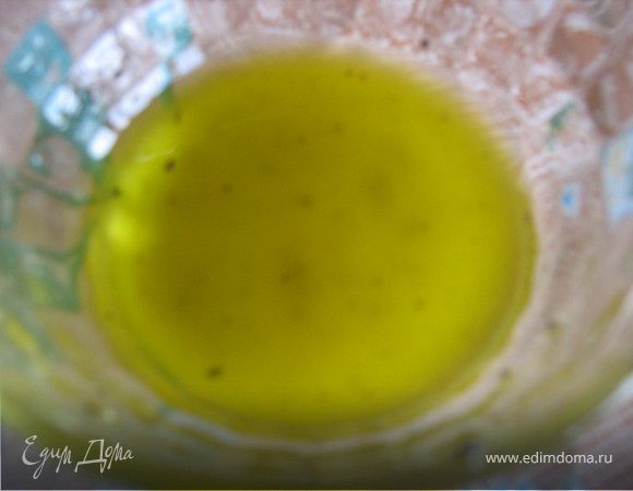 Сделать заправку.Для этого смешать оливковое масло с лимонным соком,добавить свежемолотый чёрный перец,измельчённый чеснок,хорошо перемешать.