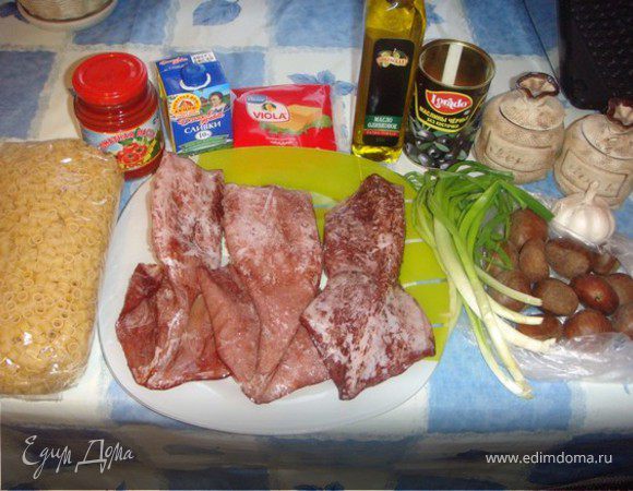 Каштаны надо очистить от скорлупы: для этого надрезают скорлупу (крестообразно или продольно от самой широкой части ореха до макушки), кипятят около 5-7 минут, добавив в воду растительное масло. Затем снять кожуру и нарезать небольшими кусочками.