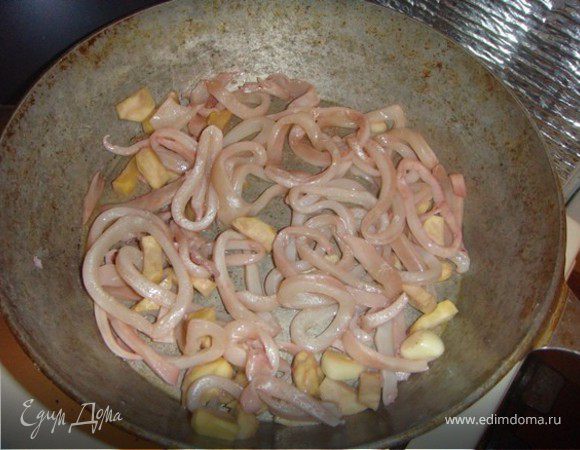 Кальмары почистить и нарезать колечками около 0,5 см шириной.
Чеснок почистить, раздавить или разрезать на 3 части и спассеровать в разогретом оливком масле до золотистого цвета и выбросить (важно чтобы он не подгорел). Выложить каштаны и обжарить 5 минут.Добавить кальмаров. Обжарить (1-2 мин).