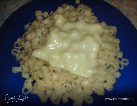 Затем добавляем томатную пасту, сливки и тушим минут 20-25 так, что бы паста не стала сухой, ну и так, чтобы она была не совсем жидкой.
Пасту отварить "аль денте", то есть недоварив 1-2 минуты. Выложить и положить ломтик сыра