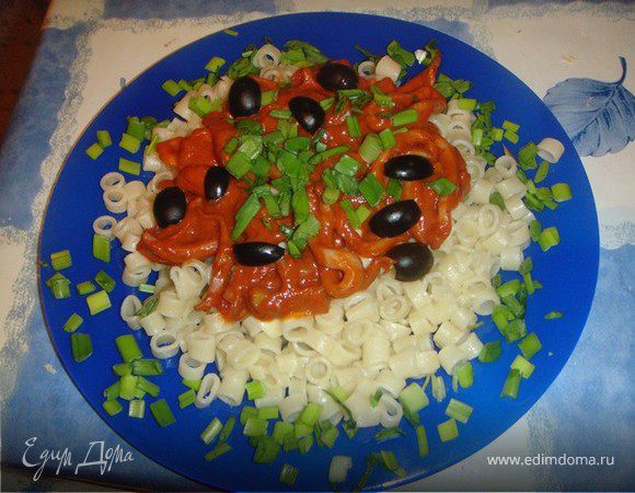 ну и завершаем, выкладываем получившееся, украшаем зеленью и маслинами по вкусу!
Приятного аппетита!
Bon Appetit!