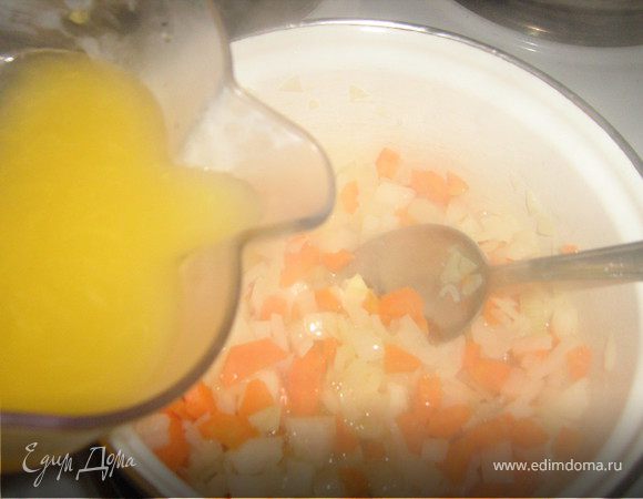 В кастрюле разогреть раст.масло,обжарить в нём мелко нарезанные лук и морковь,добавить апельсиновый сок(для этого выжать сок из апельсина)