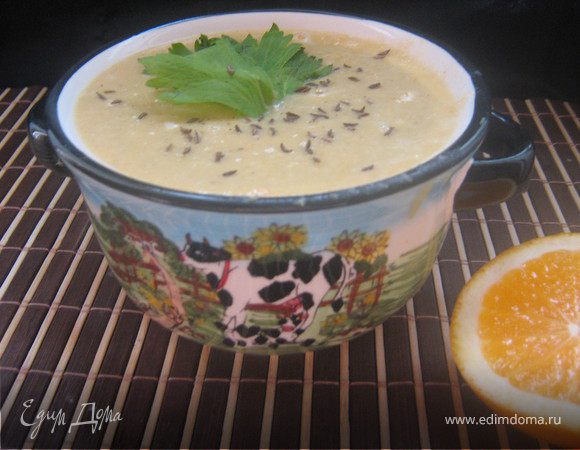 Подавать суп горячим, посыпав тмином и украсив листиком сельдерея.Очень вкусный супчик,апельсин и сельдерей придают супу интересную,пикантную нотку.Рекомендую!