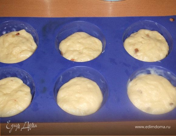 Размягченное масло взбиваем с сахаром. По одному добавляем яйца, каждый раз взбивая до кремо образного состояния. Добавляем изюм,перемешиваем. Добавляем просеянную с разрыхлителем и солью муку, замешиваем тесто. Перекладываем в смазанную маслом форму и печем в разогретой до 160градусов духовке час-полтора,до сухой лучинки. Посыпаем готовый кекс сахарной пудрой, остужаем и подаем