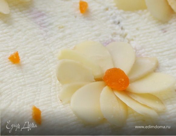 Выложить готовую пасху, перевернув ее на тарелку и украсить по желанию...Так как я не очень люблю страшные кресты и надписи, то решила украсить ее цветочками из миндальных лепестков и цукатов папайи..) То,что я успела облизать,было сумасшедше- вкусным!))) жду -не дождусь завтрашнего дня!))