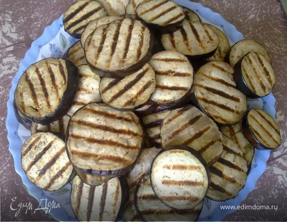 Баклажаны нарезать ломтиками толщиной 1 см и обжарить на сковороде – гриль (без масла).