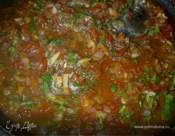 На разогретую сковороду налить оливковое масло, лук и чеснок мелко нарезать, выложить на сковороду, добавить сухой орегано и готовить 10 мин на среднем огне. Добавить помидоры (если они целые – то предварительно размять их вилкой). Когда томатный соус слегка увариться, приправить его солью с перцем, влить винный уксус и добавить нарезанный базилик.