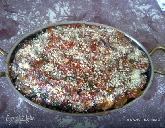 В блюдо для запекания выложить немного соуса, затем немного пармезана и слой баклажанов. И так далее. Сверху посыпать пармезаном. 