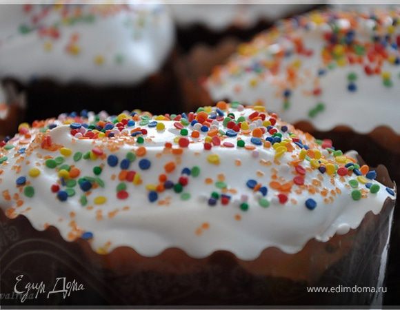 В 3,5 стакана муки высыпаем пакетик дрожжей, добавляем 2 стакана тёплого молока, оставляем на час в тёплом месте. Когда тесто  начнёт увеличиваться - вымешиваем. Затем взбиваем в пену 7 желтков и 1,5 стакана сахара, вводим в тесто. Также вмешиваем 1 стакан растопленного слив. масла или маргарина "Пышка", 1 ст. ложку коньяка, пакетик ванилина, 1 стакан изюма, 1 стакан мелких цукатов. Муки добавляем пока тесто не перестанет прилипать к рукам, но не более 3 стаканов. Оставляем на 2 часа подходить. Заполняем на 1/3 смазанные формы, даём расстояться и выпекаем при 180 * примерно 40-50 минут. Верх украшаем взбитыми белками  и посыпкой.  
